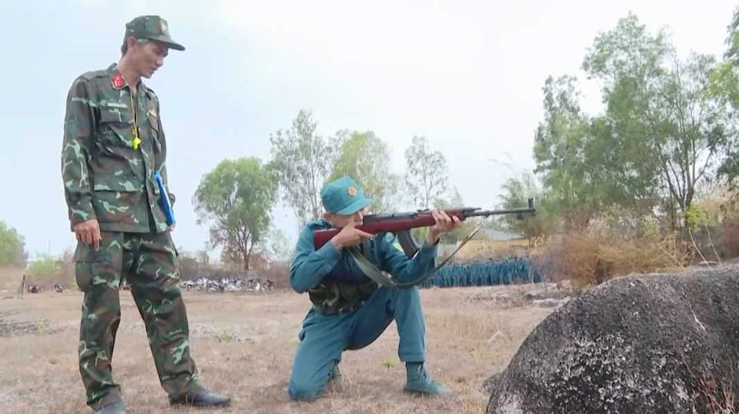 Trung tá Nguyễn Tấn Vương, cán bộ Trợ lý Tác huấn, Ban Tham mưu, Ban CHQS huyện Long Điền tham gia huấn luyện cho lực lượng dân quân địa phương.