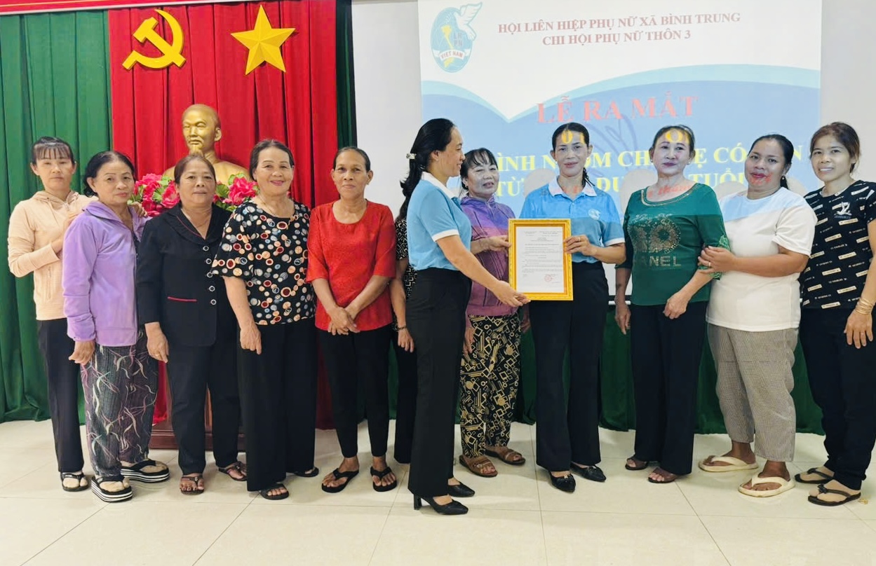 Hội LHPN xã Bình Trung trao Quyết định thành lập mô hình “Nhóm cha mẹ có con từ 0-16 tuổi”.