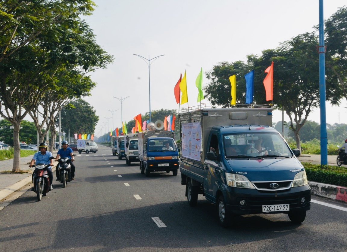 Tổ chức diễu hành, tuyên truyền các biện pháp phòng, chống bệnh tay chân miệng trên các tuyến đường ở huyện Đất Đỏ.