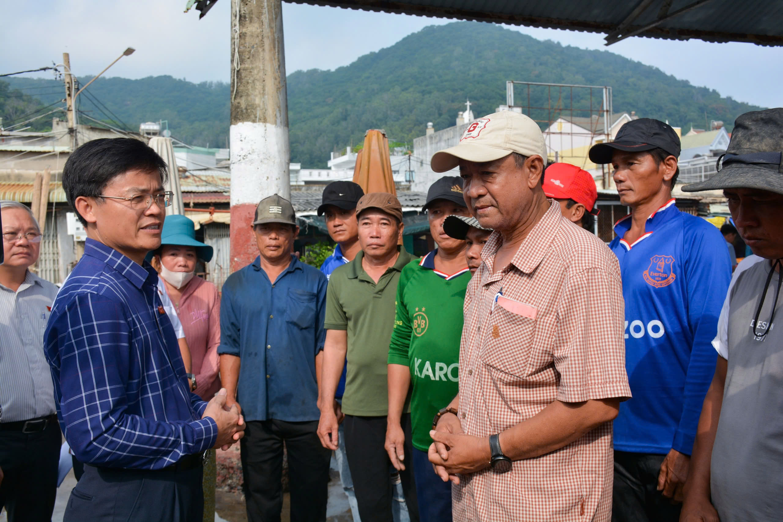 Ông Vũ Hồng Thuấn, Phó Chủ tịch UBND TP.Vũng Tàu đến chia sẻ, động viên tinh thần các thuyền viên và thân nhân có thuyền viên mất tích, tử vong.