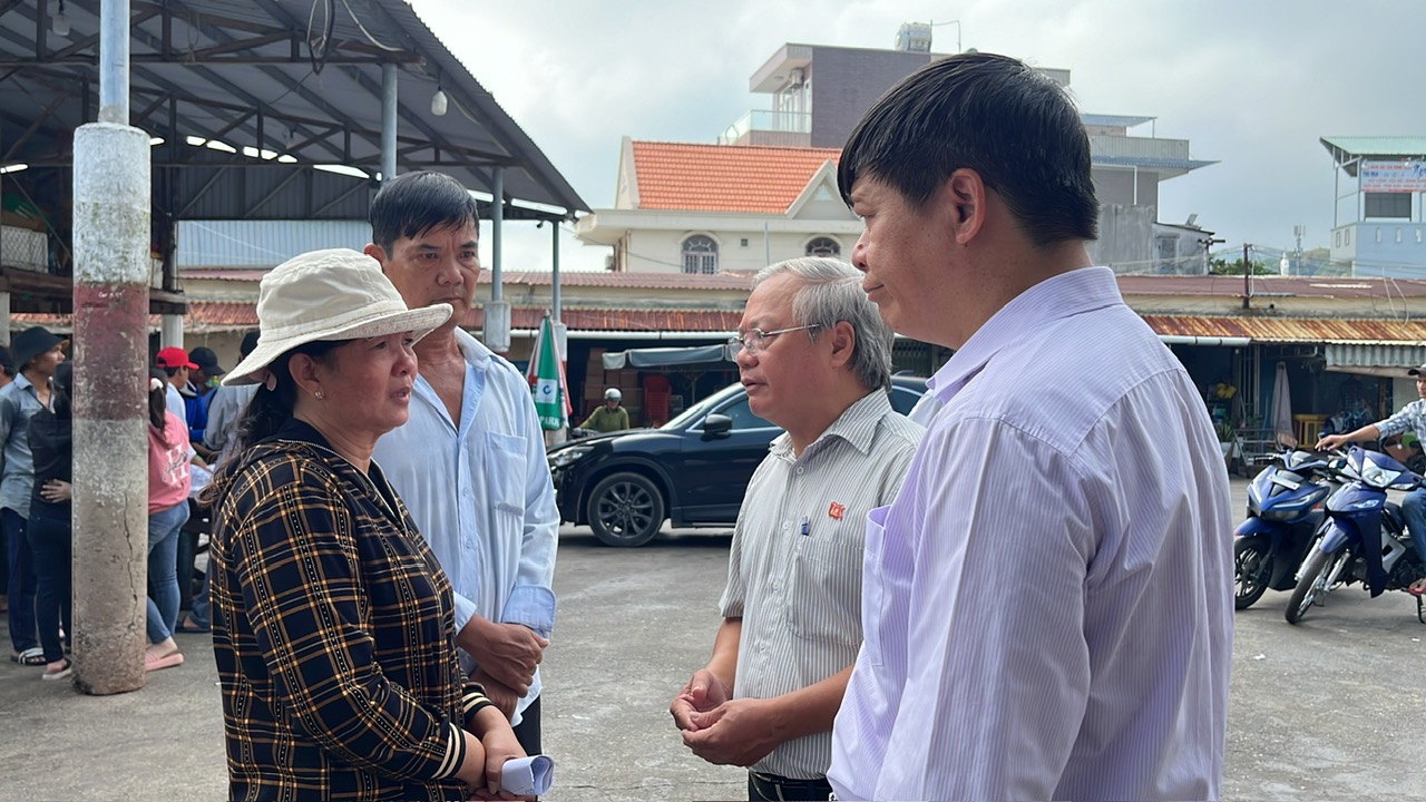 Lãnh đạo phường Thắng Nhì (TP.Vũng Tàu) động viên tinh thần gia đình thuyền viên mất tích.