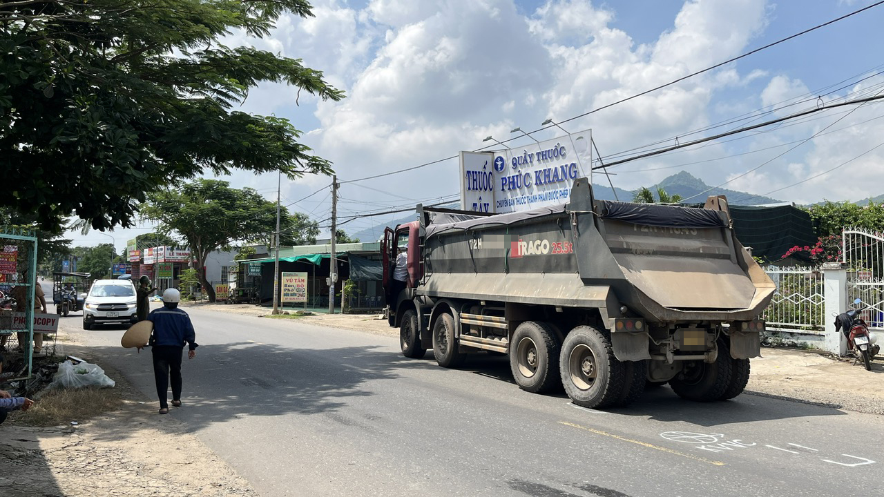 Lực lượng chức năng xử lý hiện trường vụ tai nạn làm cháu trai (khoảng 2 tuổi) bị thương, đưa đi cấp cứu.