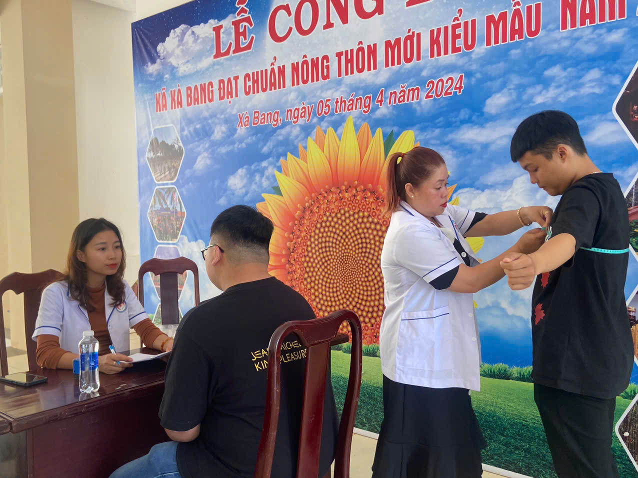 Đo chiều cao, cân nặng vòng ngực và thông tin cá nhân thanh niên xã Xà Bang.