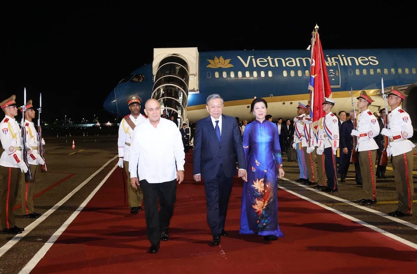 Thường trực Ban Bí thư Đảng Cộng sản Cuba Roberto Morales Ojeda đón Tổng Bí thư,  Chủ tịch nước Tô Lâm và phu nhân tại Sân bay Quốc tế José Martí, thủ đô La Habana.