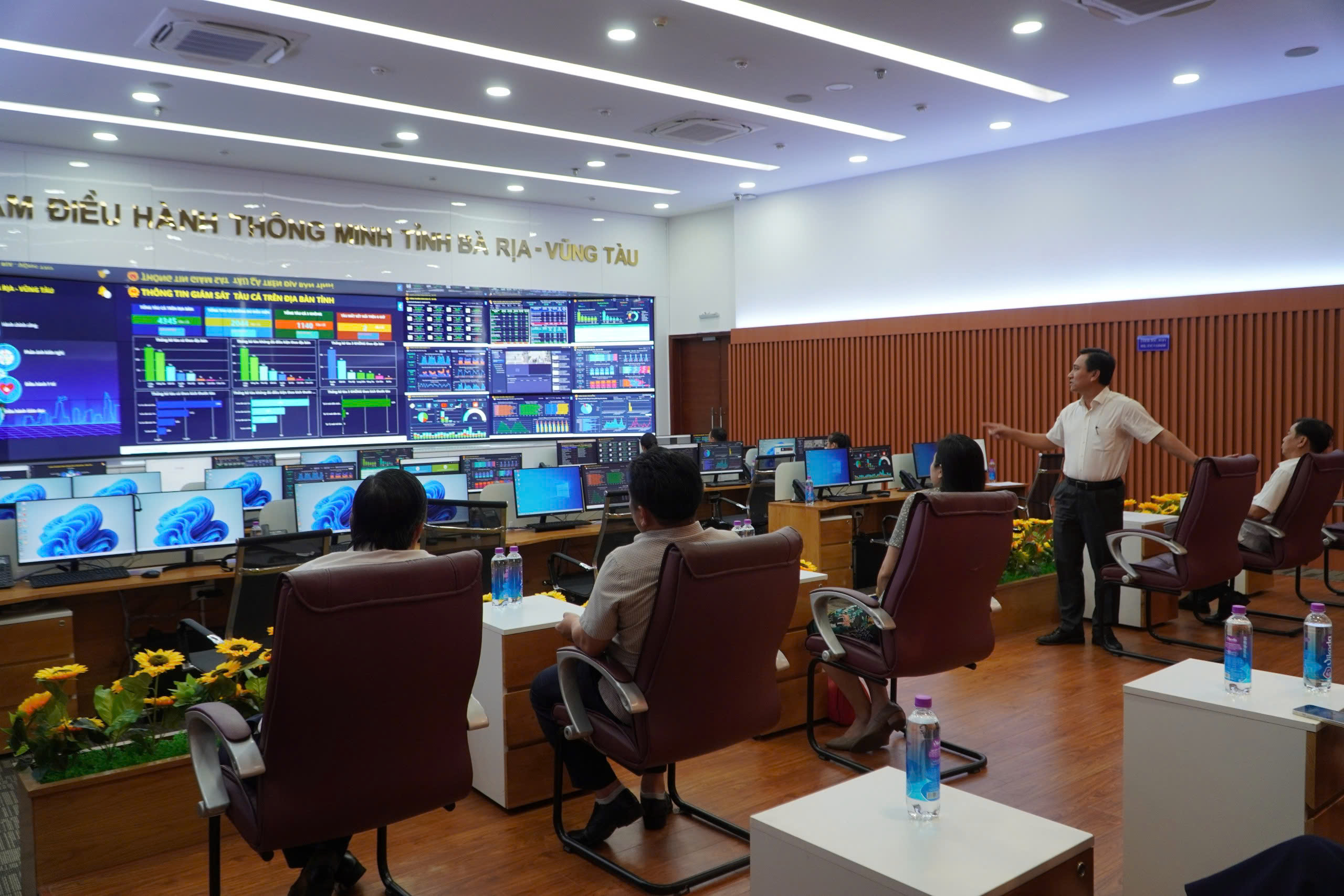 Ông Đỗ Hữu Hiền, Giám đốc Sở TT-TT giới thiệu về IOC tỉnh với đoàn công tác của Cục Chuyển đổi số.