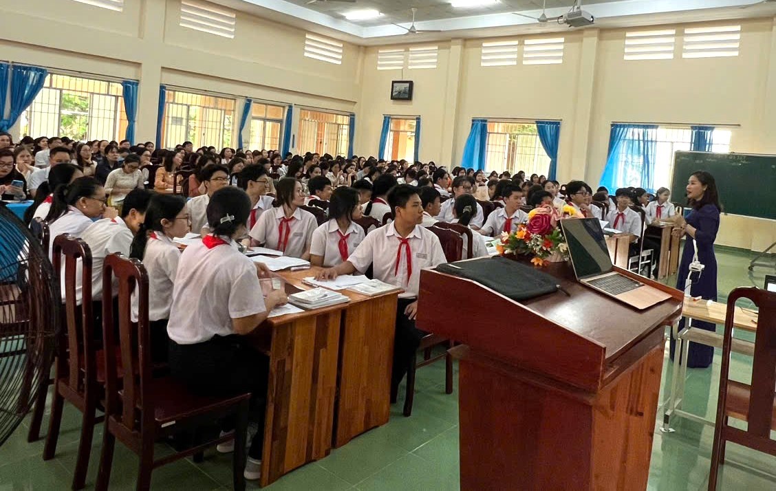 Điểm mới của việc tổ chức chuyên đề năm nay là thành viên hội đồng bộ môn tiến hành báo cáo và dạy thể nghiệm.