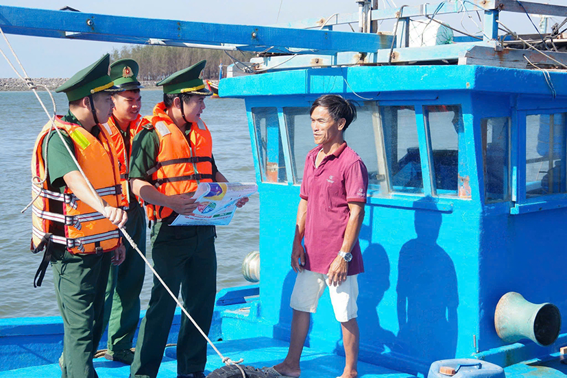 Đồn Biên phòng Bình Châu, BĐBP tỉnh đến các tàu cá tuyên truyền phòng chống khai thác IUU cho chủ tàu, thuyền viên.