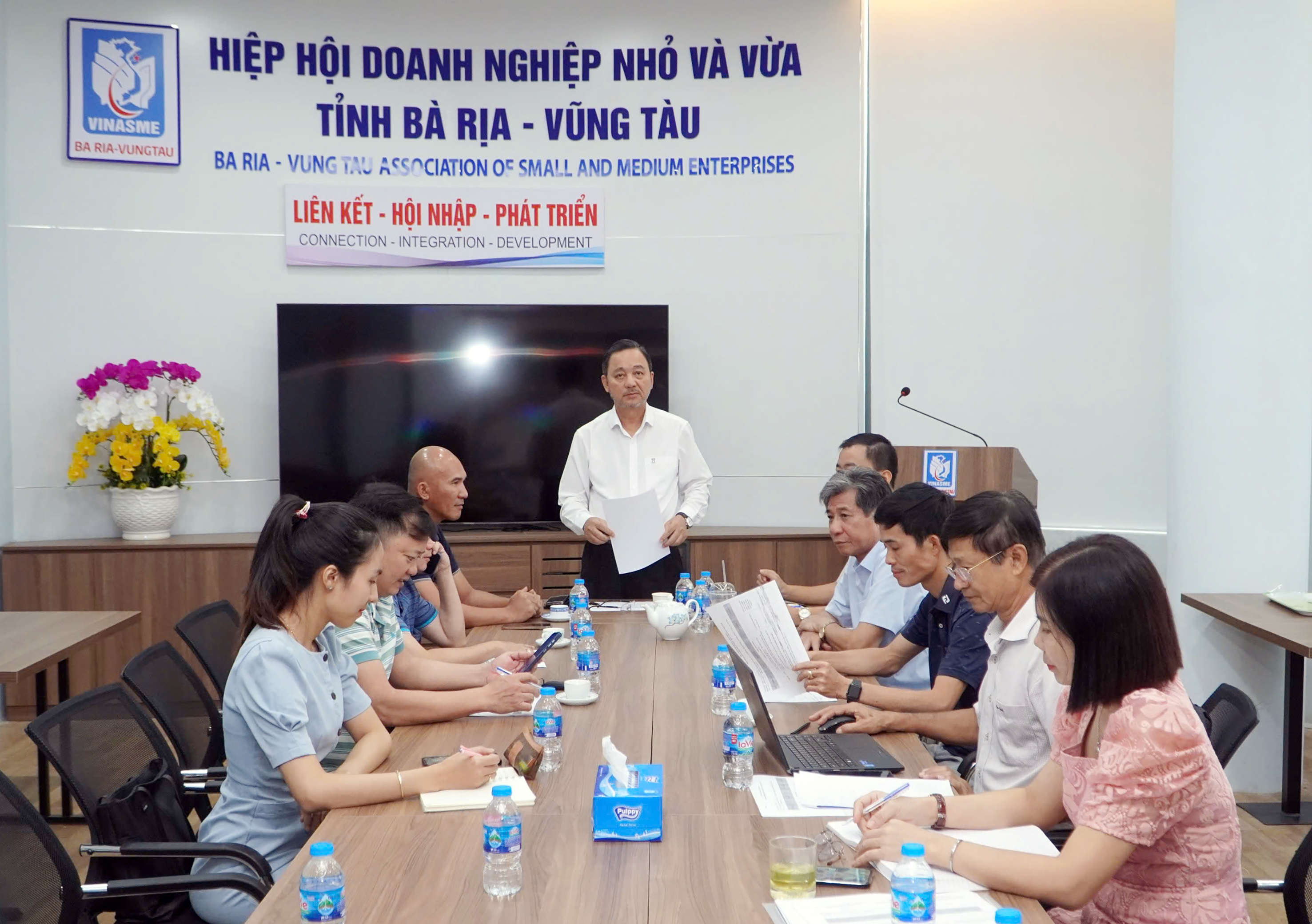 Ông Phạm Văn Triêm, Chủ tịch Hiệp hội DNNVV tỉnh thông tin về chuỗi hoạt động chào mừng ngày doanh nhân Việt Nam tại cuộc họp.