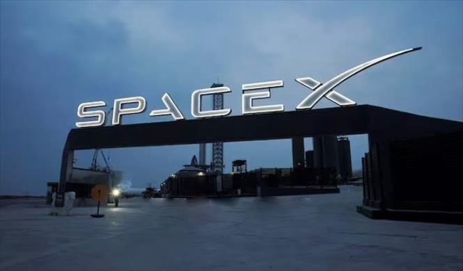 Biểu tượng tập đoàn SpaceX tại trung tâm vũ trụ Brownsville ở Texas (Mỹ).