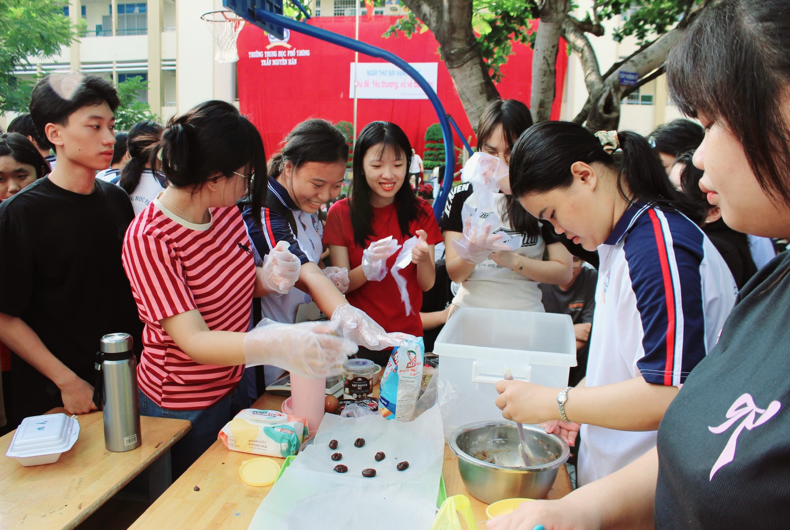 Các em học sinh trải nghiệm làm bánh.