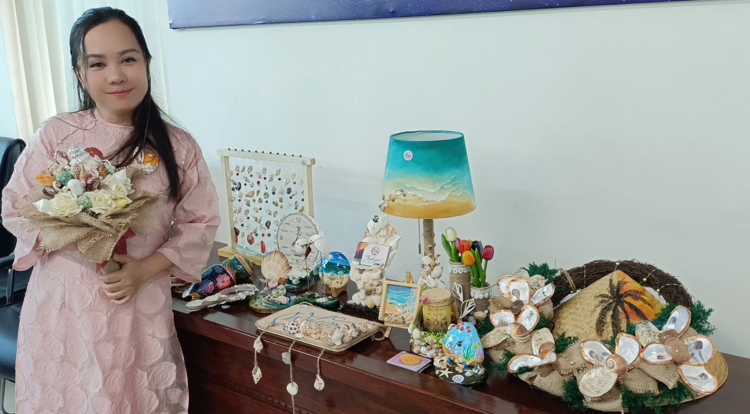 Thí sinh Lê Thị Hồng Lan với các sản phẩm làm từ vỏ ốc tham gia tranh tài tại vòng bán kết với dự án 