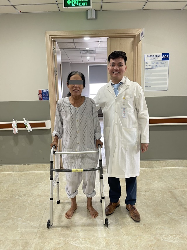 Người bệnh tập đi chỉ sau 2 ngày phẫu thuật nội soi với BS.Quỳnh.