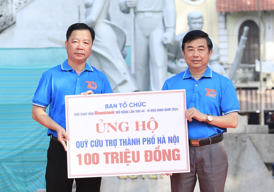 Tổng Biên tập Báo Hànộimới Nguyễn Minh Đức trao ủng hộ Quỹ Cứu trợ thành phố Hà Nội.