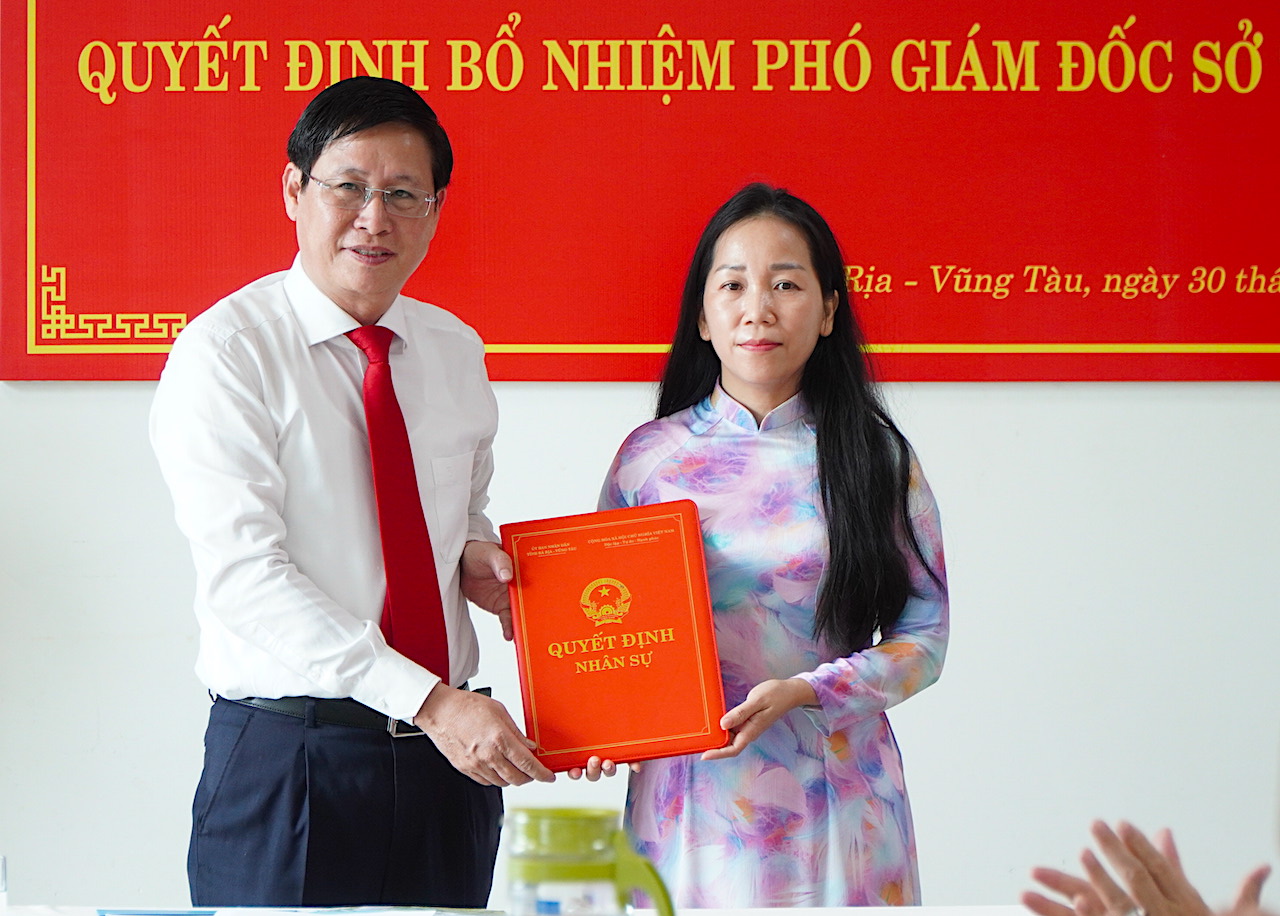 Ông Lê Ngọc Khánh, Phó Chủ tịch UBND tỉnh trao quyết định bổ nhiệm cho bà Phạm Thị Tuyết Trinh.