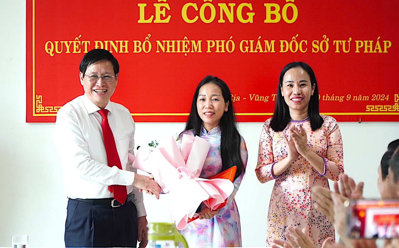 Phó Chủ tịch UBND tỉnh Lê Ngọc Khánh chúc mừng tân Phó Giám đốc Sở Tư pháp Phạm Thị Tuyết Trinh.