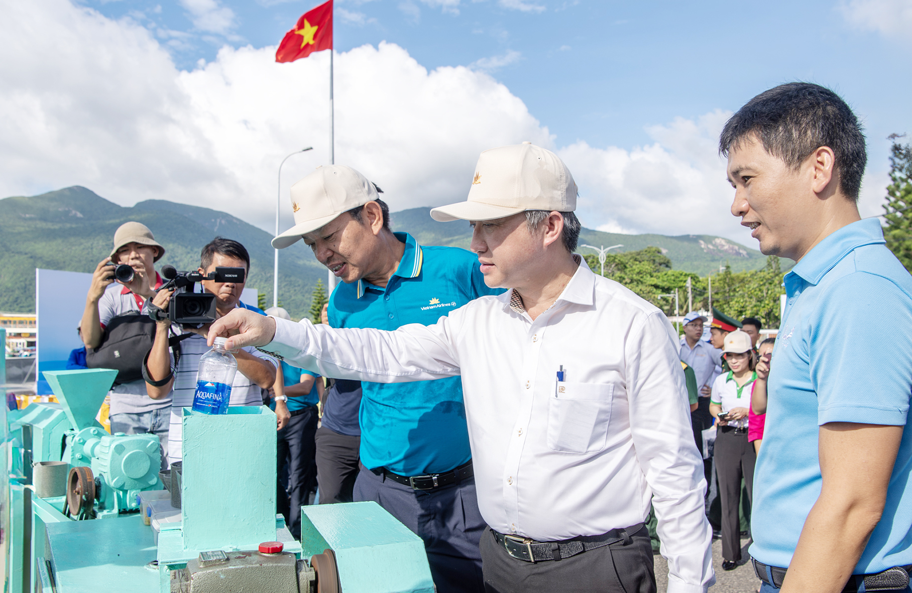 Ông Đặng Minh Thông, Phó Chủ tịch UBND tỉnh đưa rác tái chế vào máy nghiền rác.