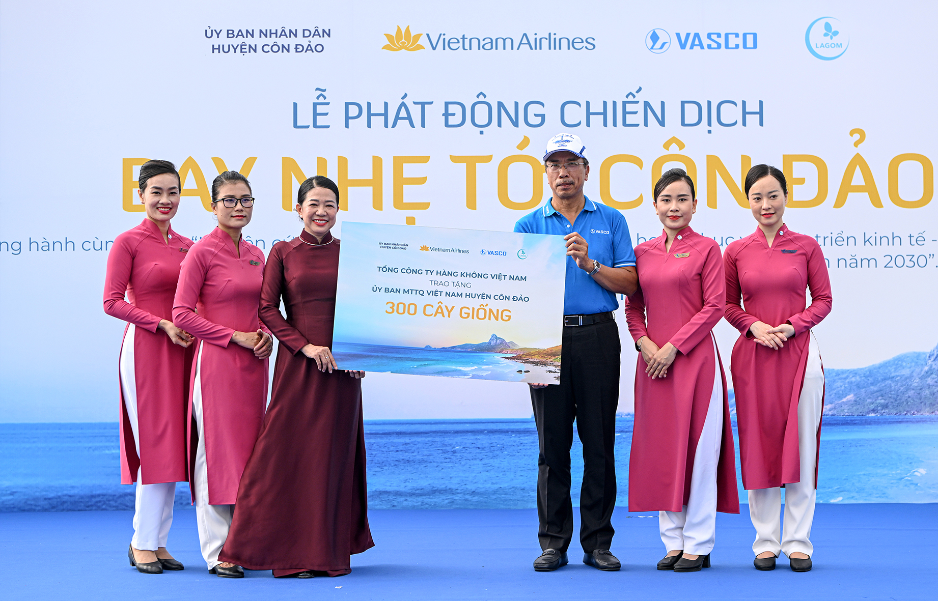 Đaại diện UBMTTQ Việt Nam huyện Côn Đảo nhận bảng trượng trưng 300 cây giống do Vietnam Airlines trao tặng.