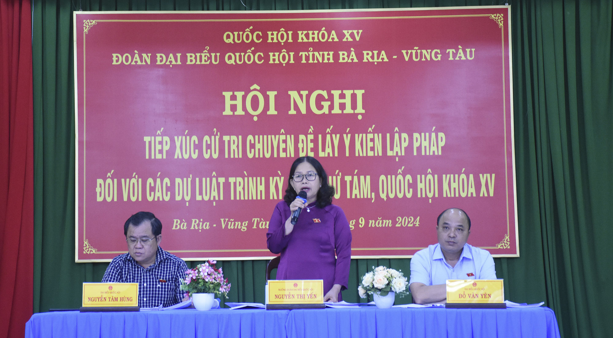 Bà Nguyễn Thị Yến, Phó Bí thư Thường trực Tỉnh ủy, Phó Chủ tịch nhóm nữ đại biểu Quốc hội Việt Nam, Trưởng đoàn ĐBQH tỉnh phát biểu tại hội nghị