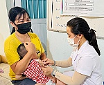 Đông đảo phụ huynh cho con tiêm vắc xin sởi - rubella