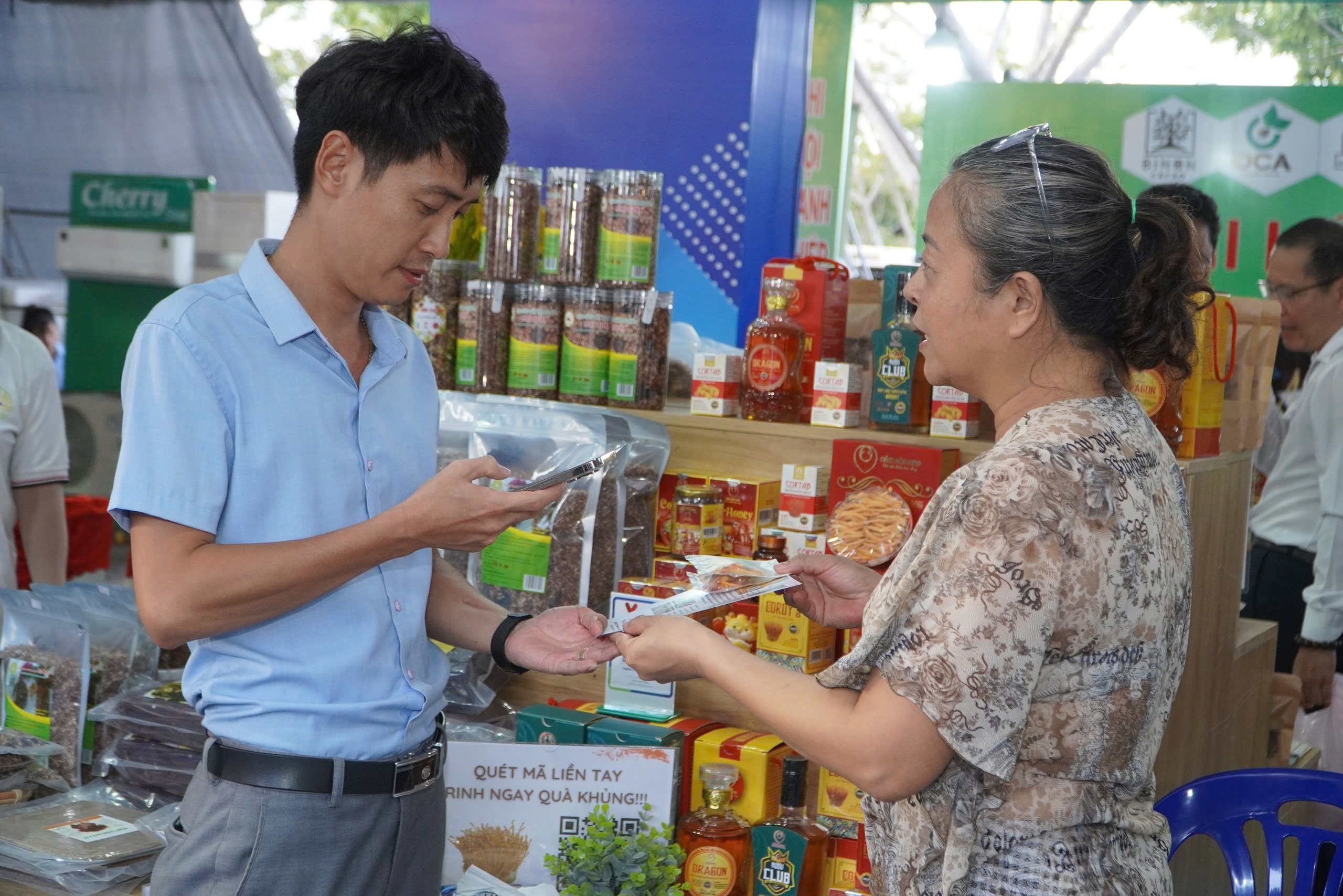 Hàng trăm doanh nghiệp tham gia quảng bá sản phẩm, kết nối giao thương