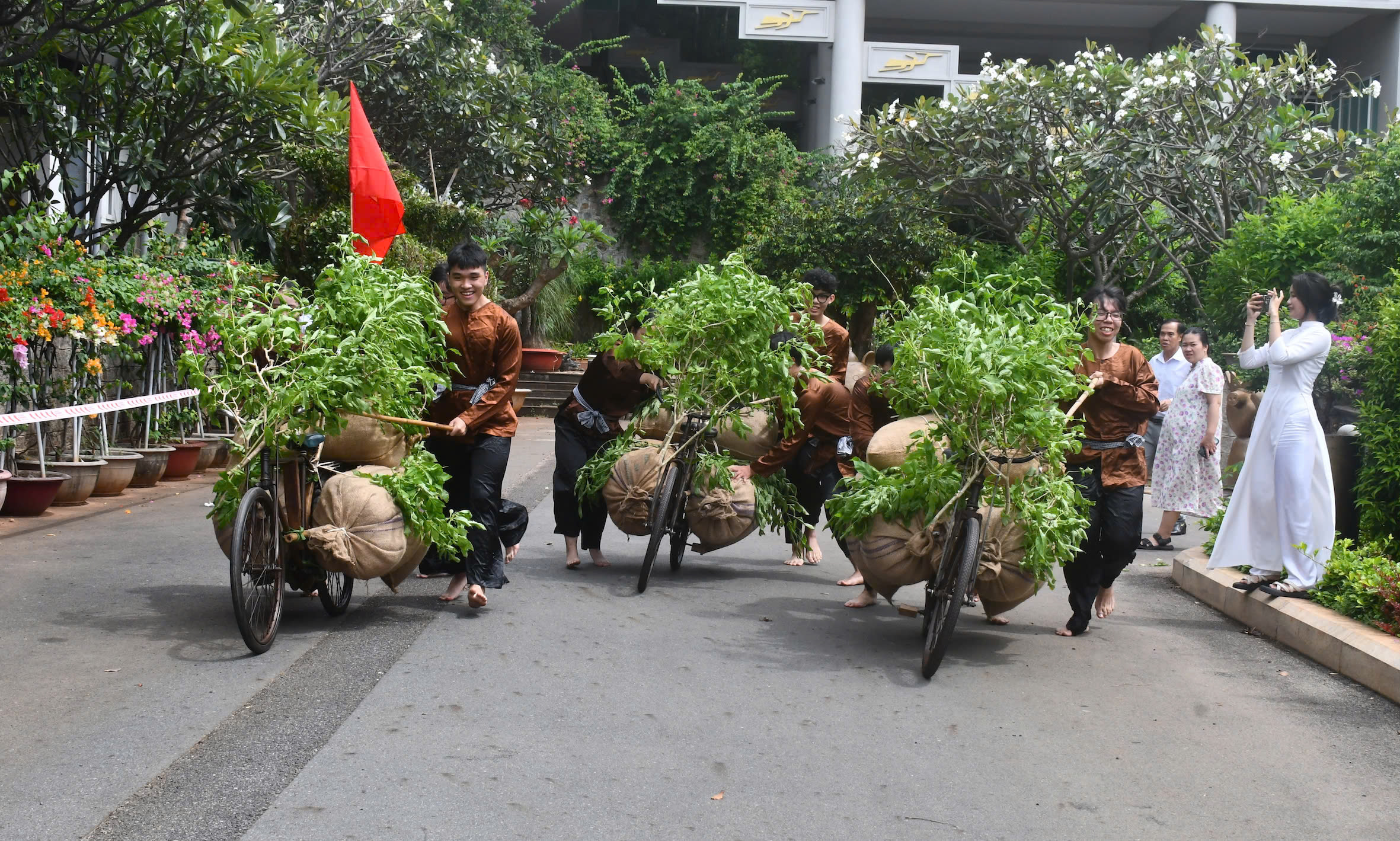 Học sinh hào hứng tìm hiểu về Chiến thắng Bình Giã