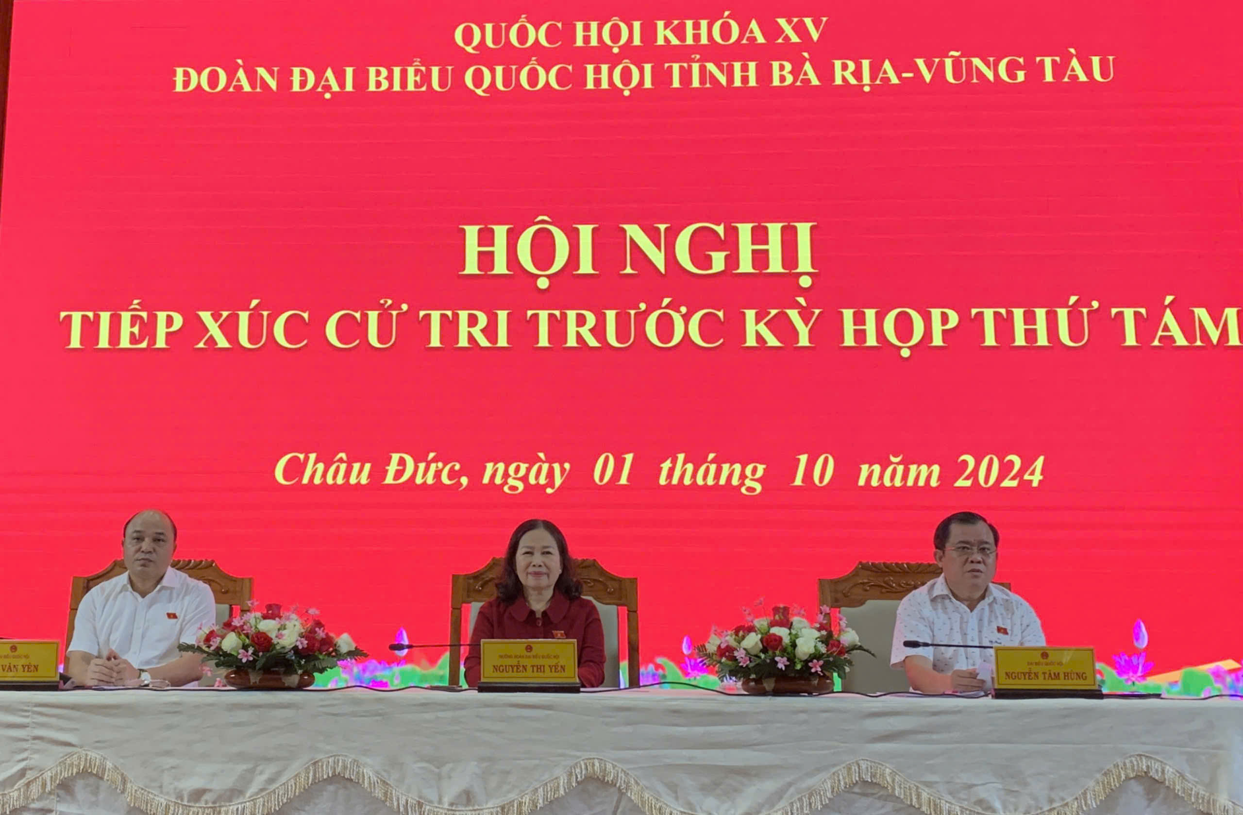 Bà Nguyễn Thị Yến, Phó Bí thư Thường trực Tỉnh ủy, Trưởng Đoàn ĐBQH tỉnh; Chuẩn Đô đốc Đỗ Văn Yên, Phó Chính ủy Quân chủng Hải quân và đại biểu Nguyễn Tâm Hùng TXCT tại huyện Châu Đức. Ảnh: MẠNH QUÂN.