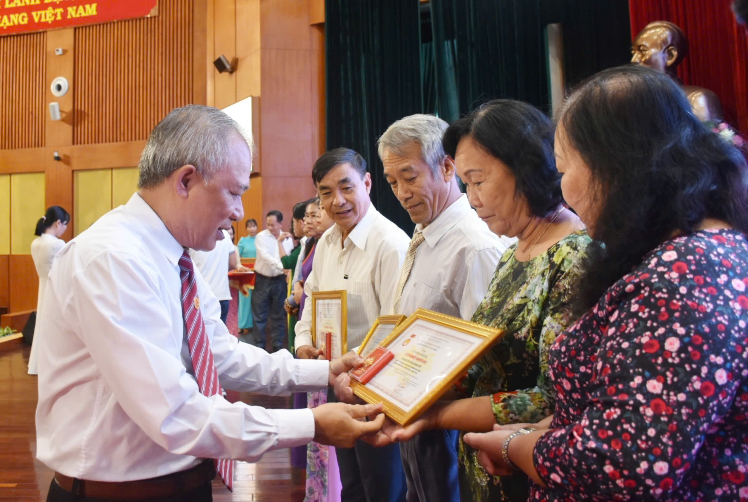 Ông Lương Đức Đích, Chủ tịch Hội Khuyến học tỉnh trao Kỷ niệm chương cho các cá nhân.