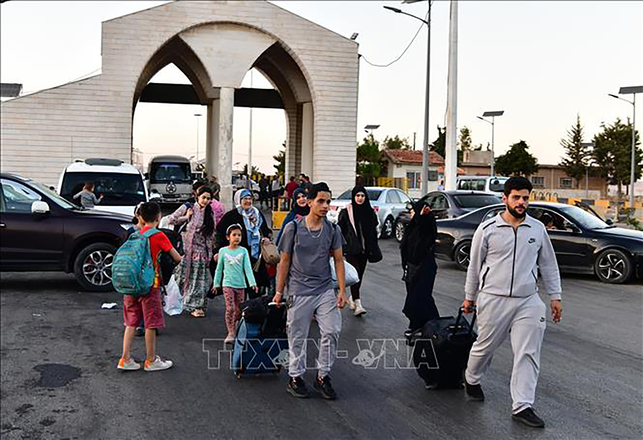 Người dân sơ tán khỏi Liban di chuyển qua cửa khẩu biên giới Jdeidat Yabous với Syria.