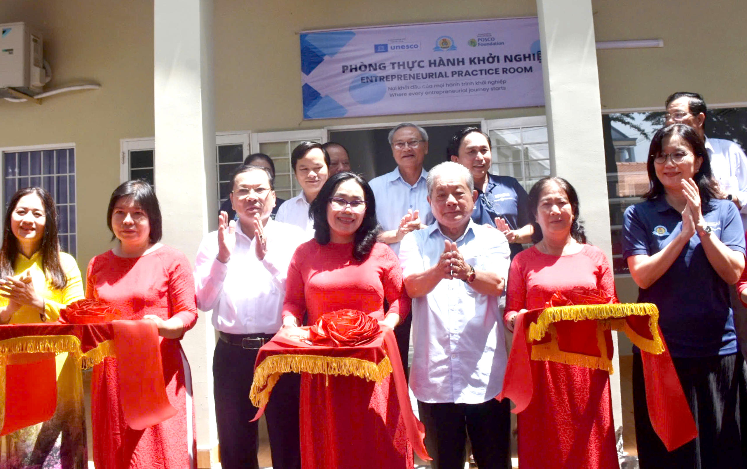 Các đại biểu cắt băng khánh thành phòng thực hành hướng nghiệp tại Nhà xã hội Long Hải.