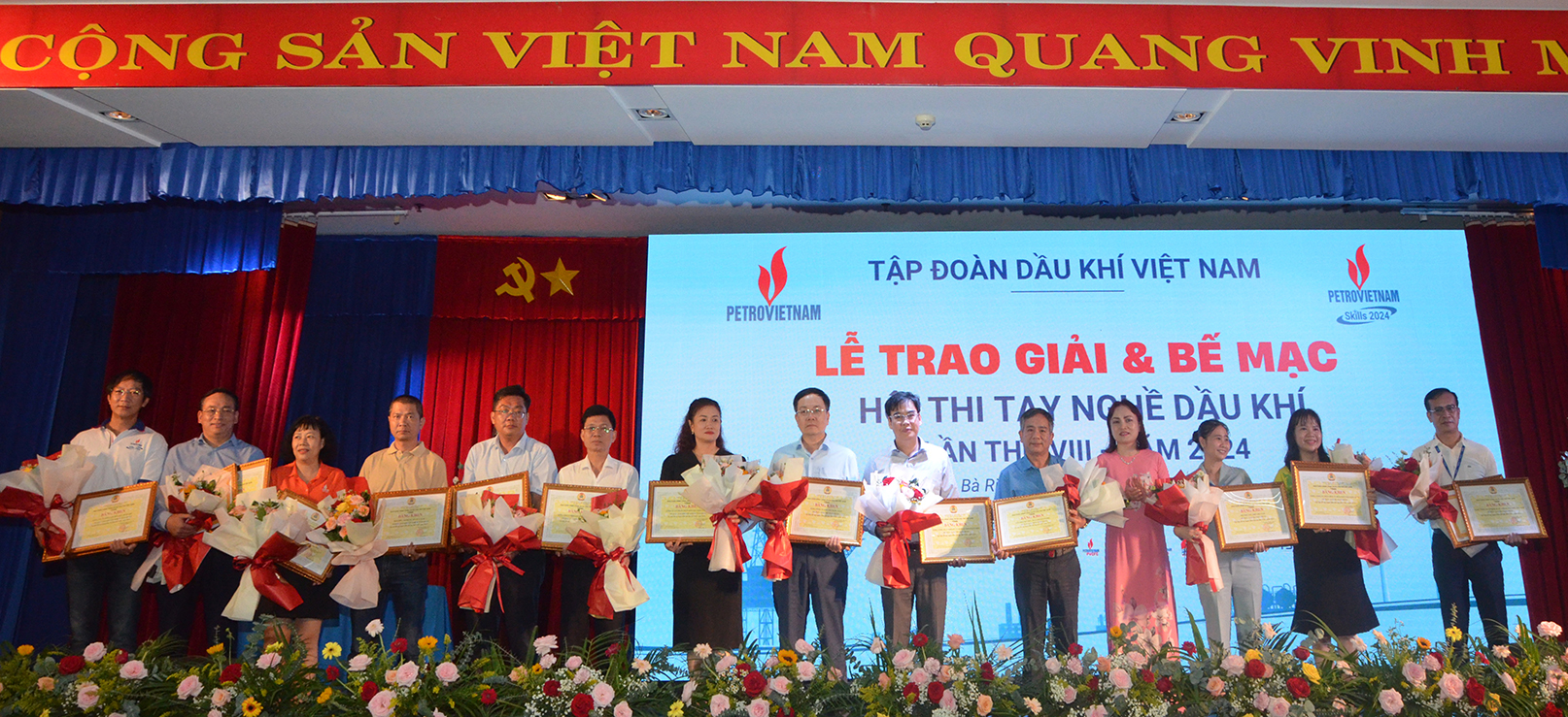 Đại diện ban tổ chức trao thưởng cho các tập thể đạt giải.