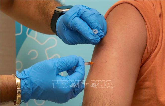 Nhân viên y tế tiêm vaccine phòng bệnh đậu mùa khỉ cho người dân.