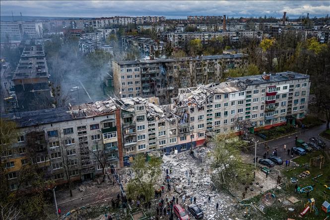 Một tòa nhà bị phá hủy do xung đột tại Sloviansk, Ukraine.