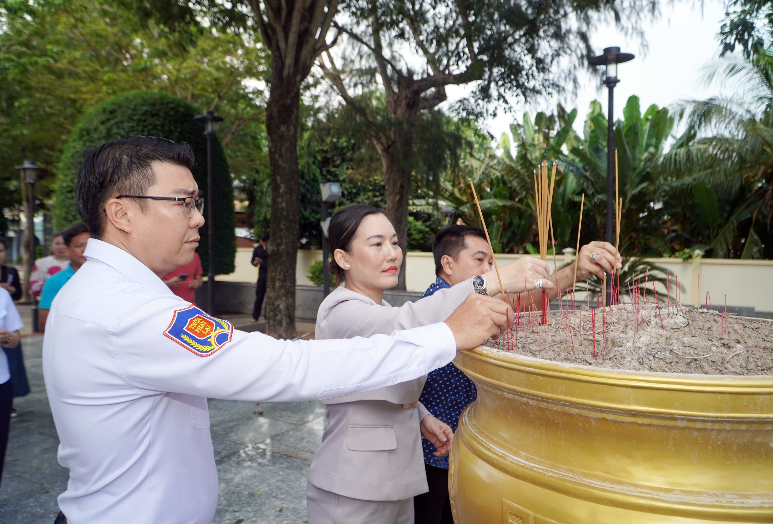 Lãnh đạo Hội Doanh nhân trẻ TP. Bà Rịa dâng hương tại Tượng đài nữ Anh hùng liệt sĩ Võ Thị Sáu.