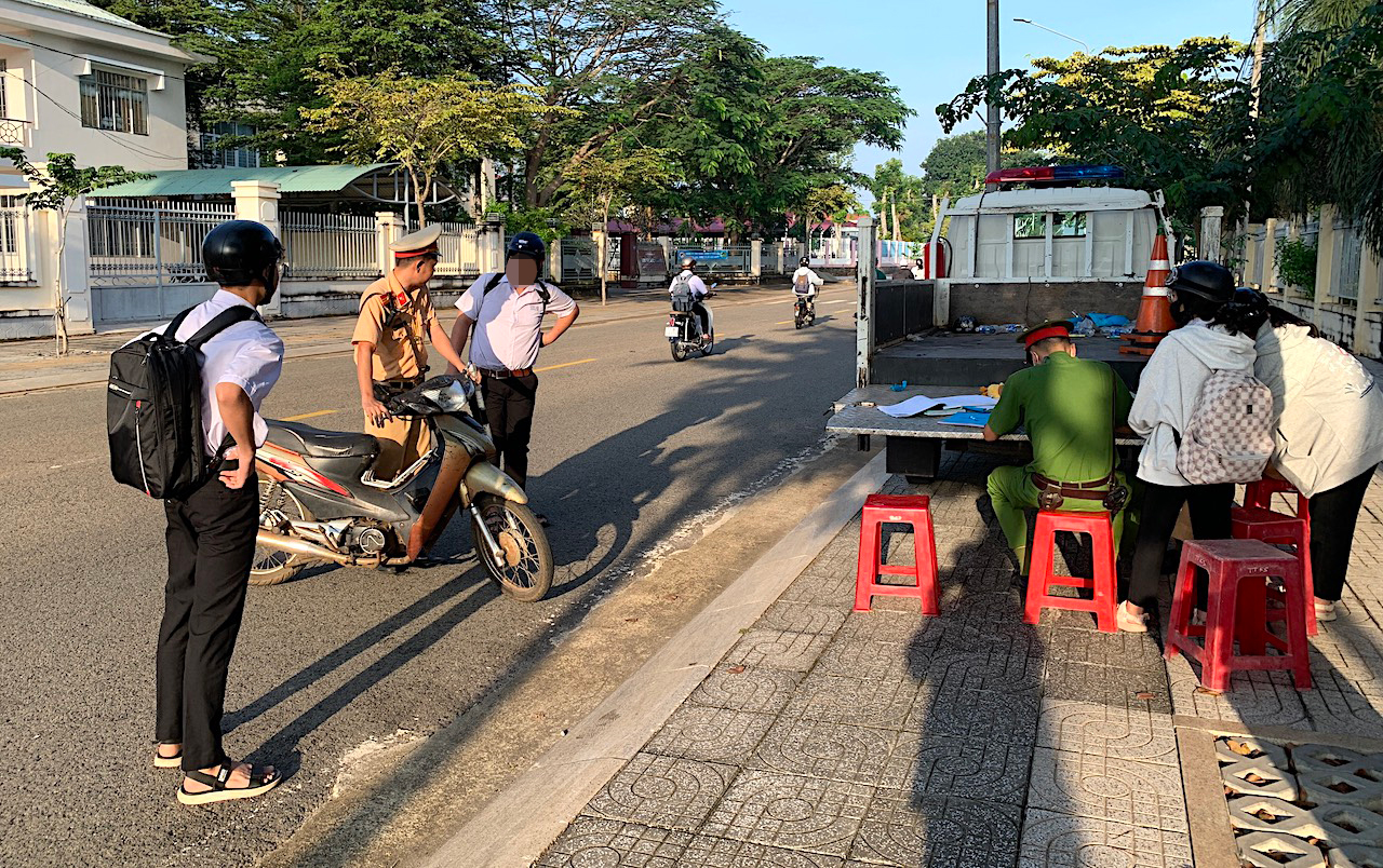 Nhiều HS bị kiểm tra, xử lý vi phạm trật tự an toàn giao thông.