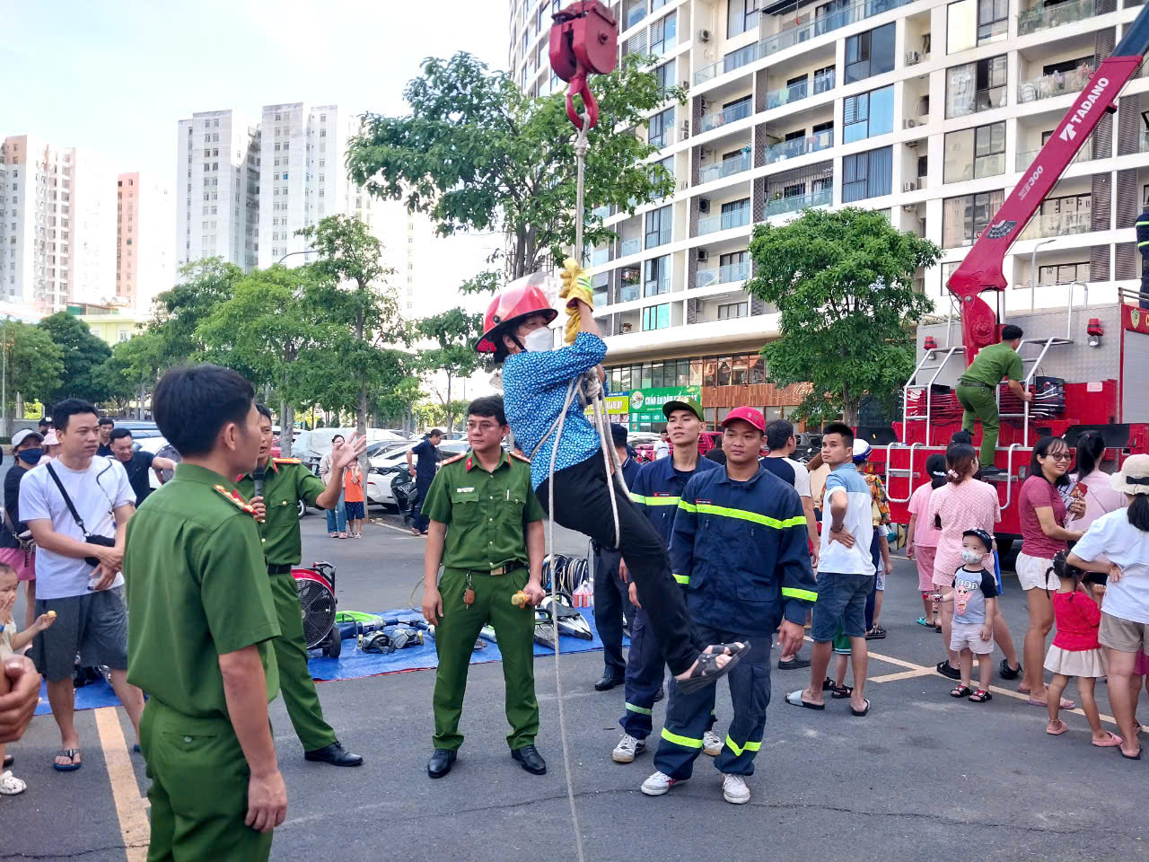 Người dân trực tiếp thực hành thoát nạn bằng dây thả chậm. 