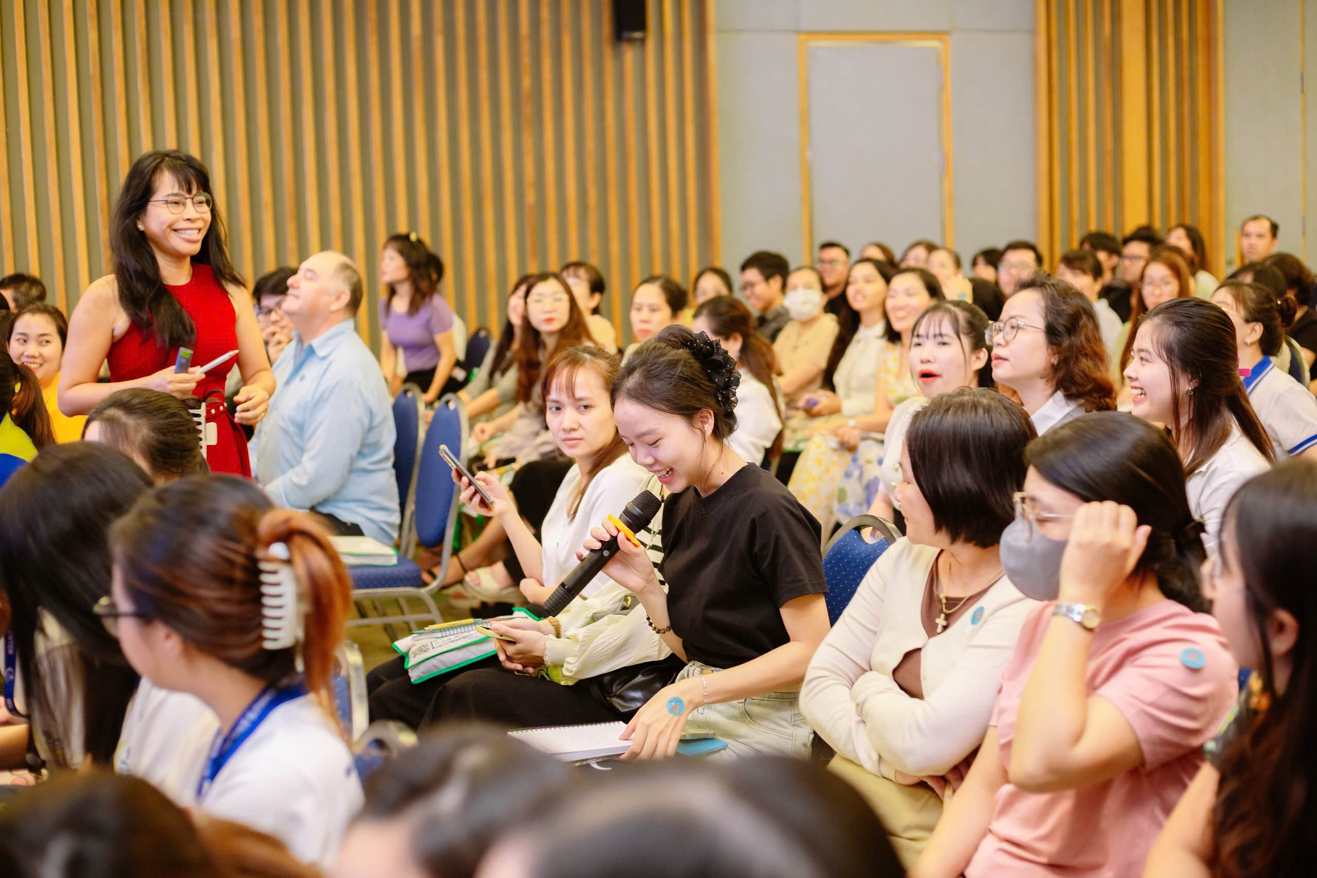 Chương trình hội thảo bao gồm các phiên thảo luận và chia sẻ kinh nghiệm từ chuyên gia hàng đầu Uyên Phạm.