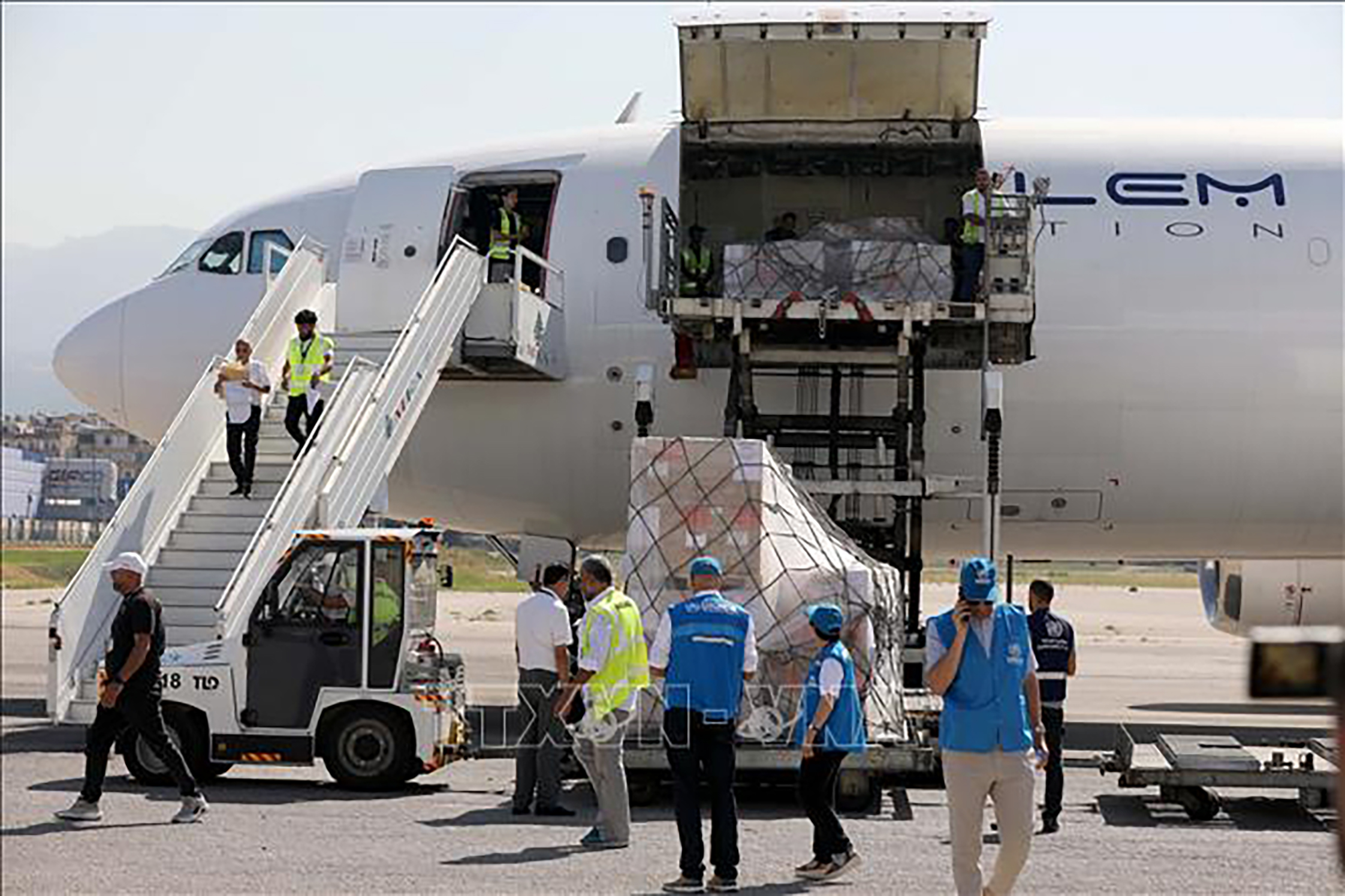 Hàng viện trợ của WHO và UNHCR được chuyển tới sân bay ở Beirut, Liban.