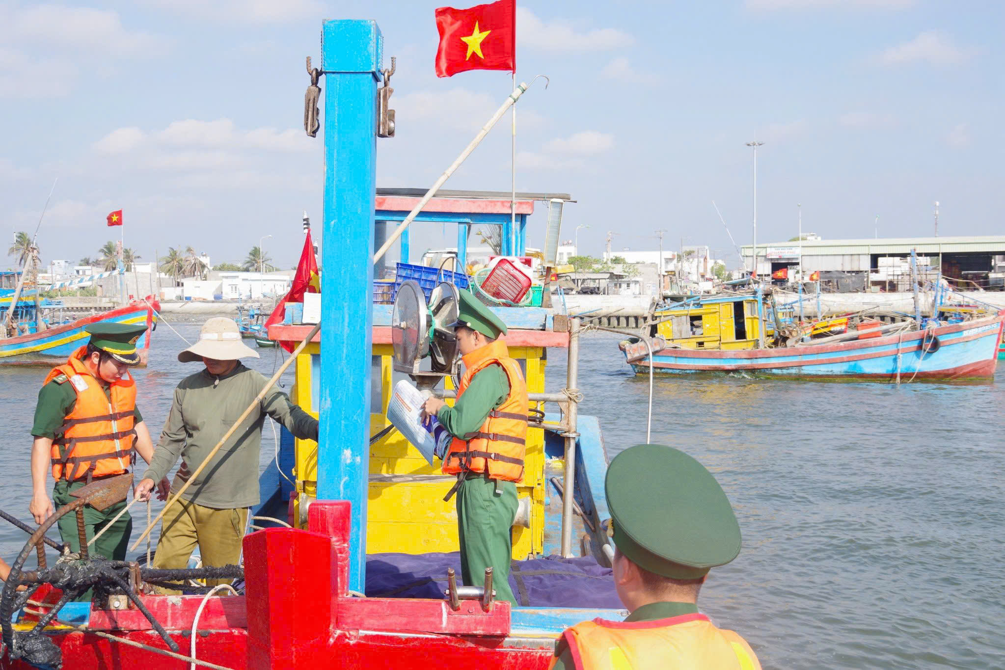 Đồn Biên phòng Bình Châu tuần tra, kết hợp tuyên truyền về phòng, chống khai thác IUU đến các chủ tàu.