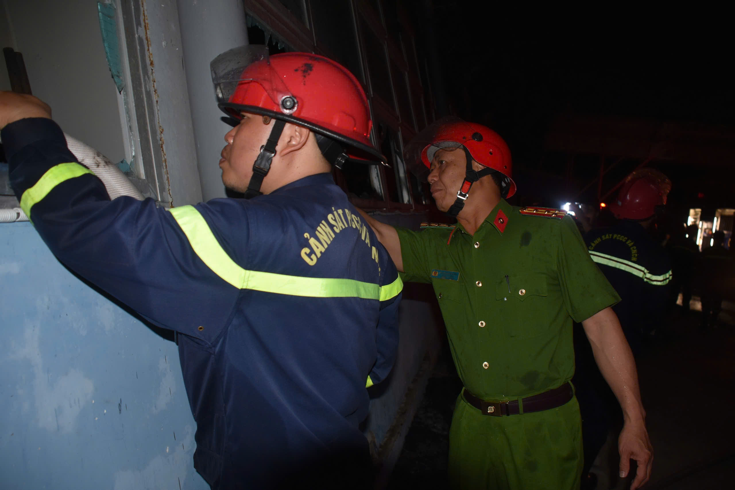 Đại tá Nguyễn Anh Hùng, Phó Giám đốc Công an tỉnh trực tiếp chỉ đạo các lực lượng chữa cháy. 