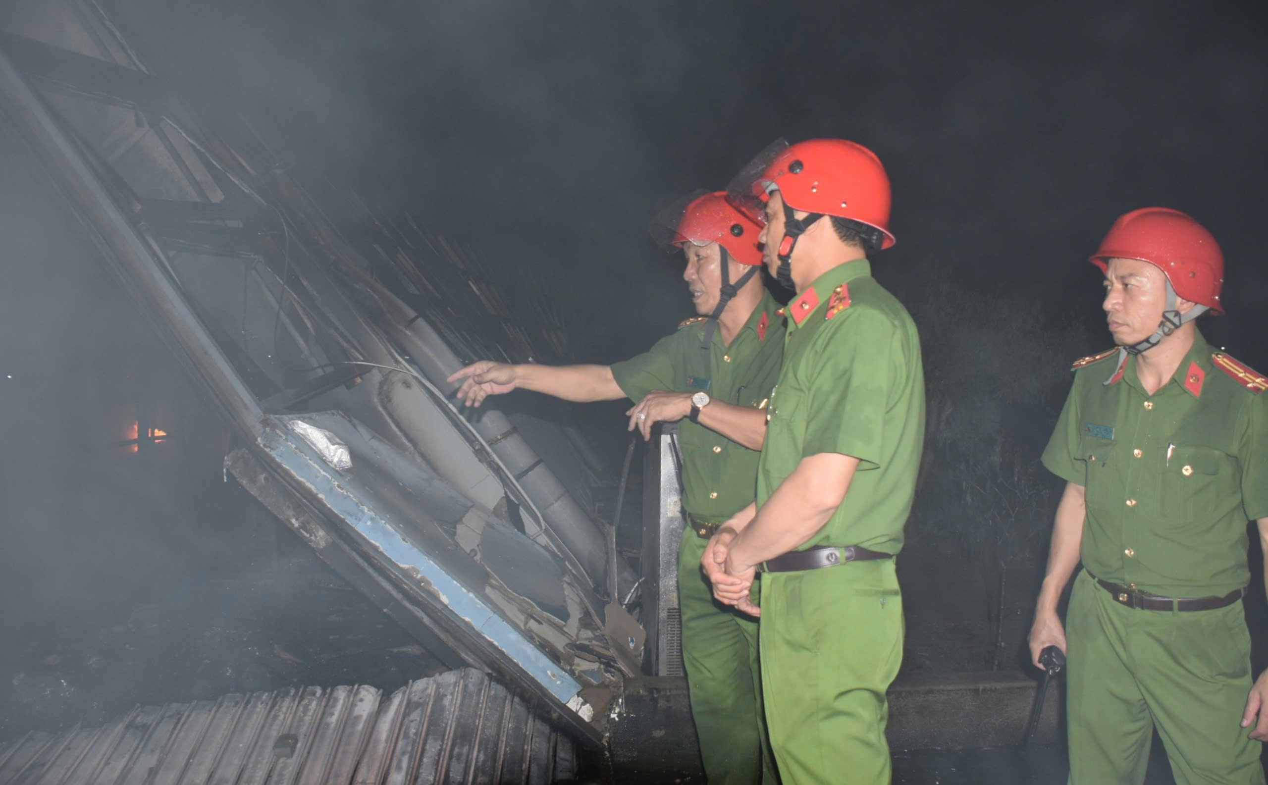 Đại tá Nguyễn Anh Hùng, Phó Giám đốc Công an tỉnh và lãnh đạo Phòng Cảnh sát PCCC và CNCH trực tiếp chỉ đạo các lực lượng chữa cháy.