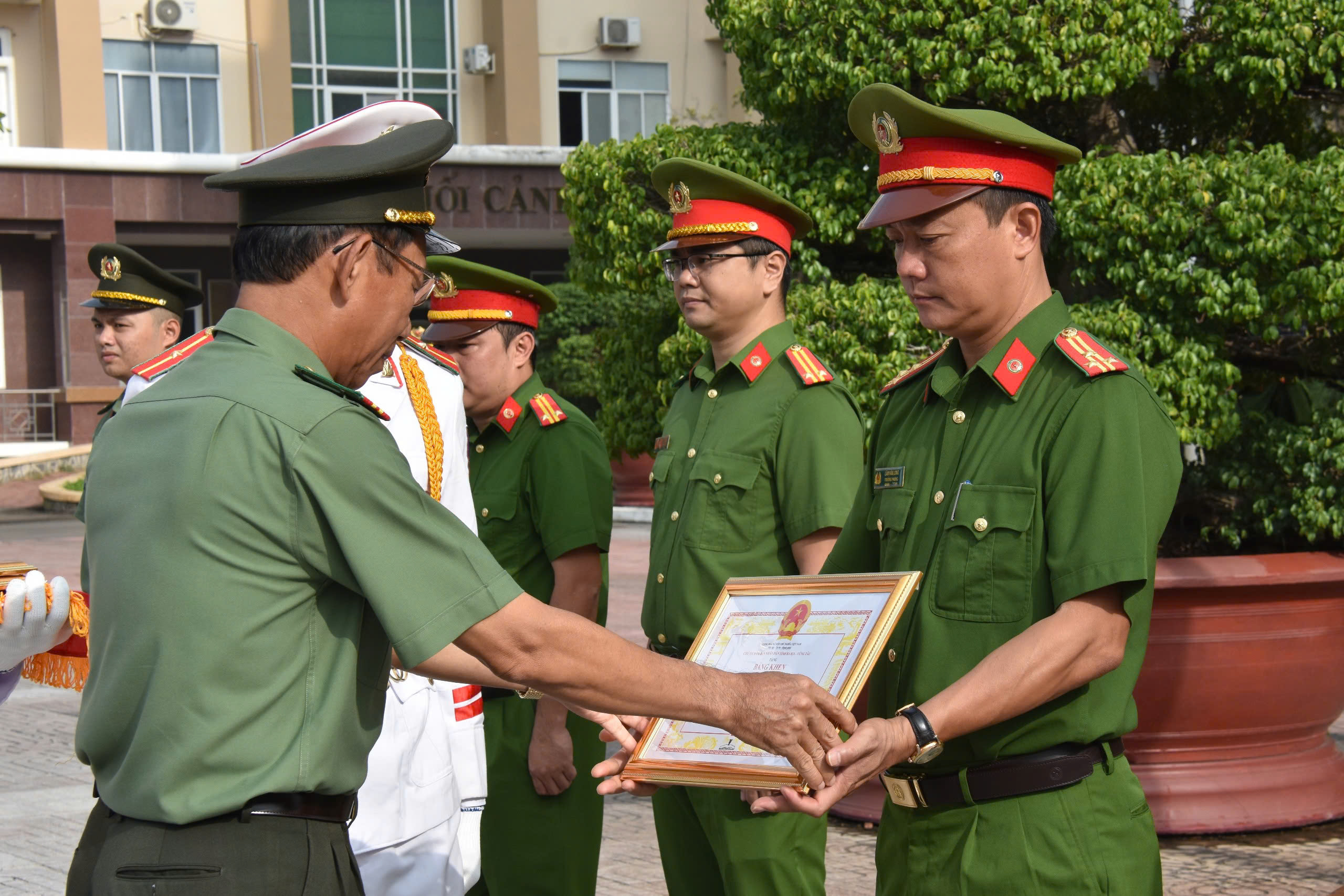 Đại tá Bùi Văn Thảo, Giám đốc Công an tỉnh đã trao Bằng khen, Giấy khen cho các cá nhân và tập thể. 