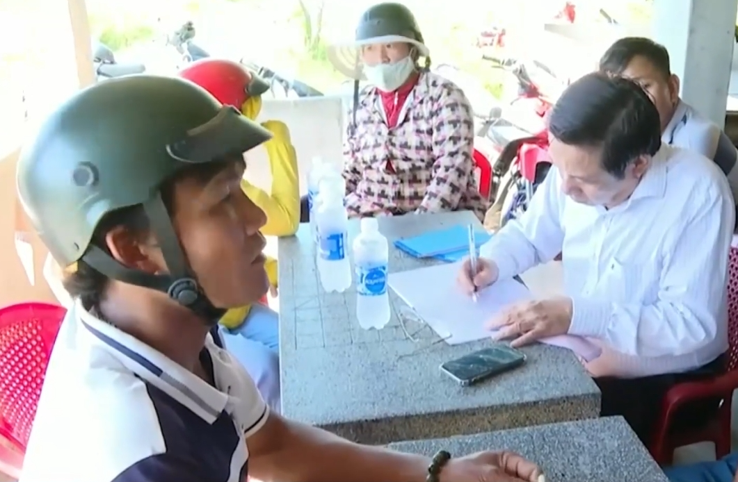Cán bộ địa phương và Chi cục Thủy sản tỉnh khảo sát thực tế, hướng dẫn cho ngư dân xã Lộc An (huyện Đất Đỏ) thực hiện các thủ tục cấp đăng ký cho tàu cá 