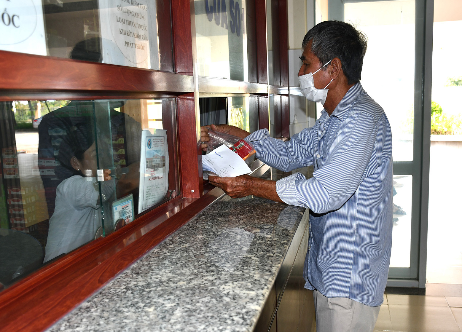 Người bệnh đến khám tại Bệnh viện Y học cổ truyền tỉnh và nhận thuốc về nhà điều trị ngoại trú.
