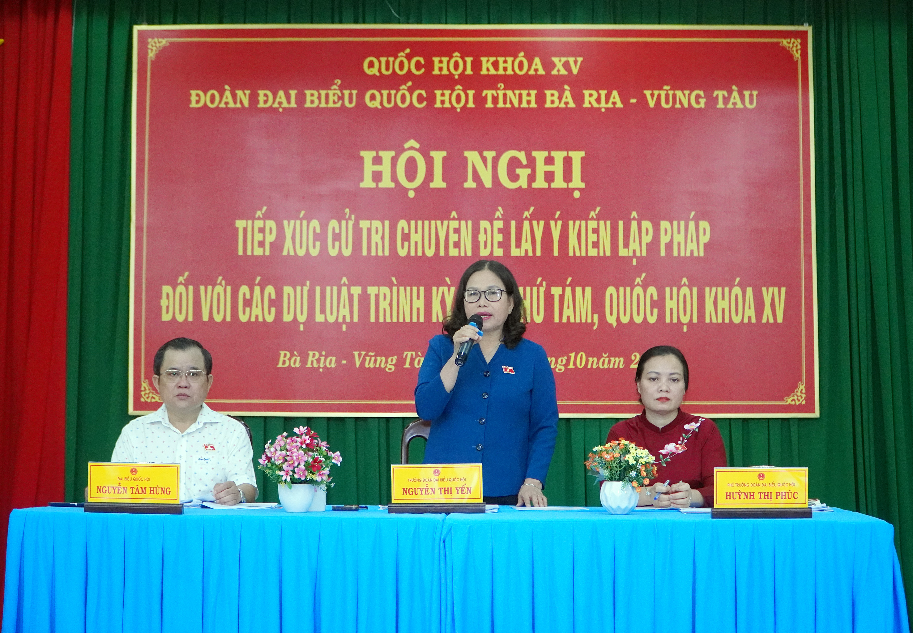 Bà Nguyễn Thị Yến, Phó Bí thư Thường trực Tỉnh ủy, Trưởng Đoàn ĐBQH tỉnh phát biểu kết luận hội nghị.