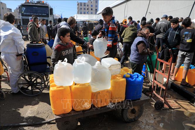 Trẻ em lấy nước tại vòi nước công cộng ở thành phố Rafah, Dải Gaza.