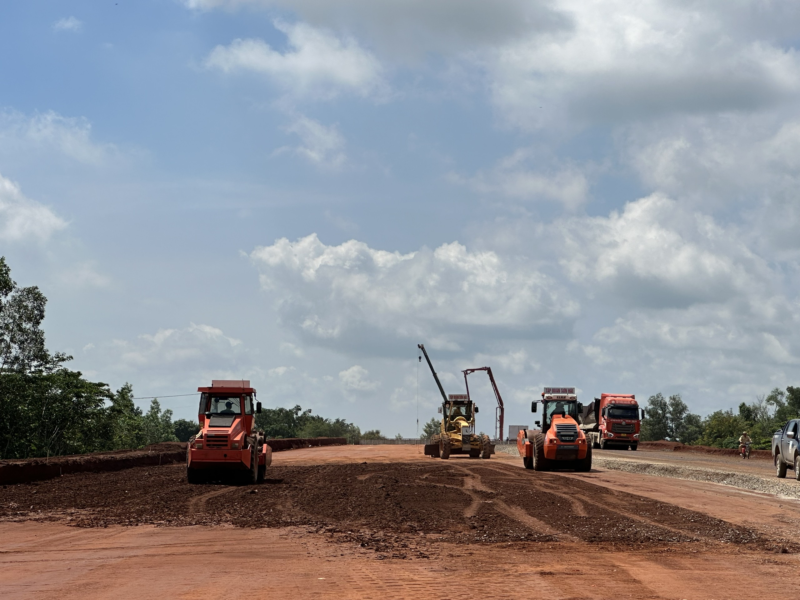 Thi công dự án thành phần 3 đường cao tốc Biên Hòa-Vũng Tàu.