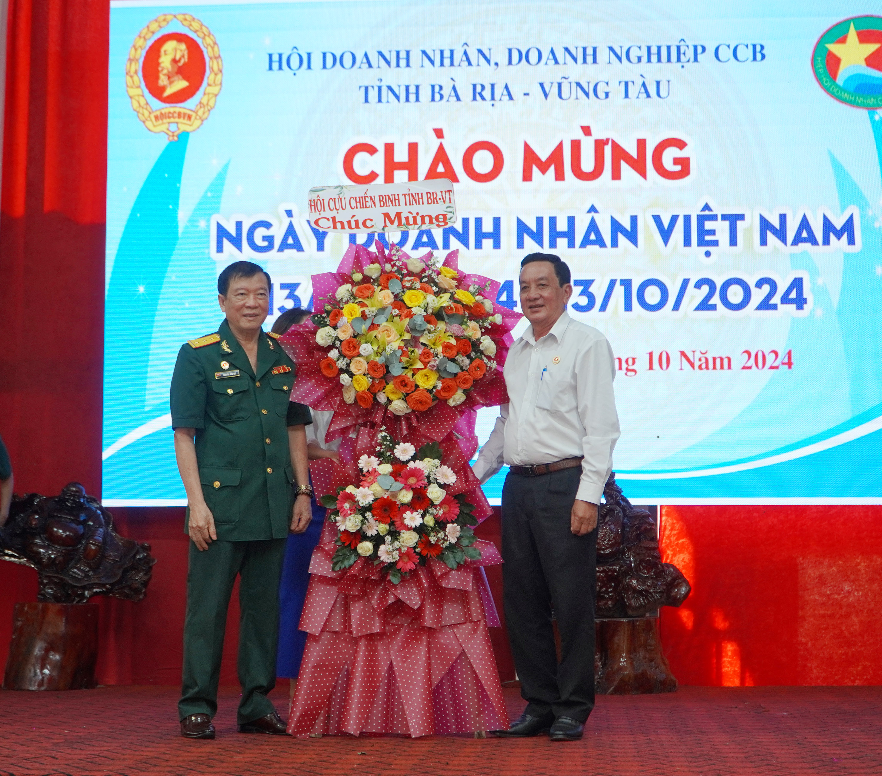 Lãnh đạo Hội Cựu chiến binh tỉnh tặng hoa chúc mừng buổi họp mặt.