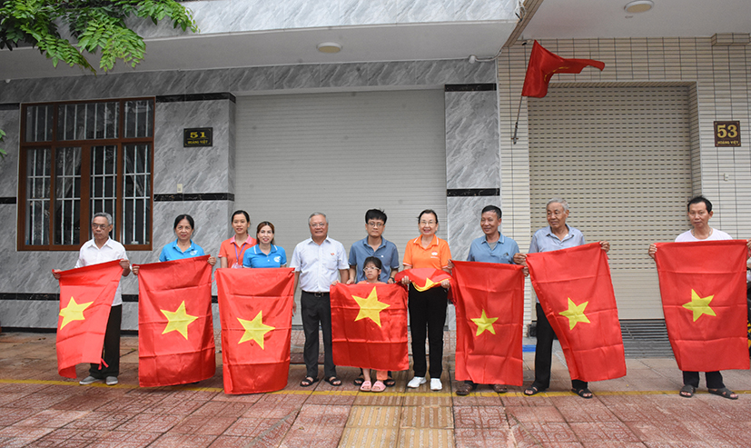 UBND phường Thắng Nhì trao tặng cờ Tổ quốc cho các hộ dân trên tuyến đường văn minh đô thị - đường Hoàng Việt.