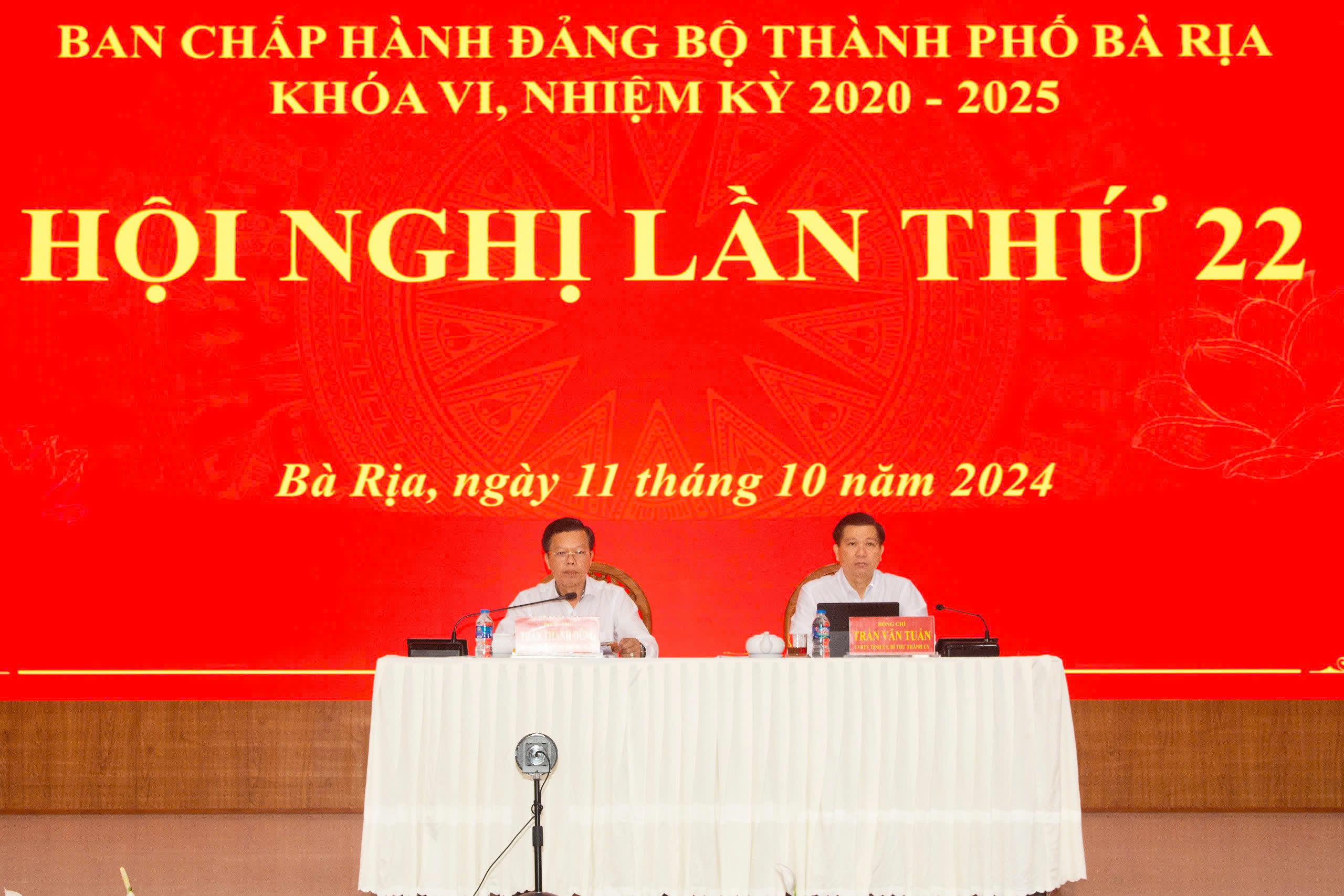 Chủ trì hội nghị có Bí thư Thành ủy Bà Rịa Trần Văn Tuấn; Phó Bí thư Thành ủy, Chủ tịch UBND TP.Bà Rịa Trần Thanh Dũng.