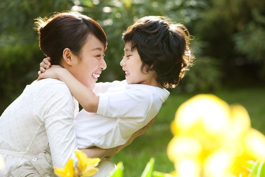 Yêu thương trẻ, thể hiện sự quan tâm một cách chân thành, trẻ sẽ cảm nhận được và đón nhận bạn.